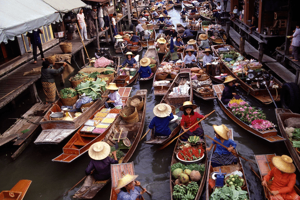 תמונת השוק הצף - אחת מנקודות החן בתאילנד