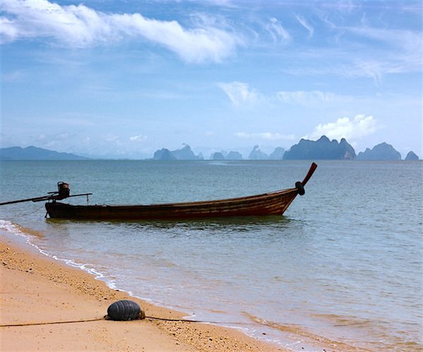 תמונה של חוף עם לונג-טייל (טקסי בואט) באיי דרום תאילנד