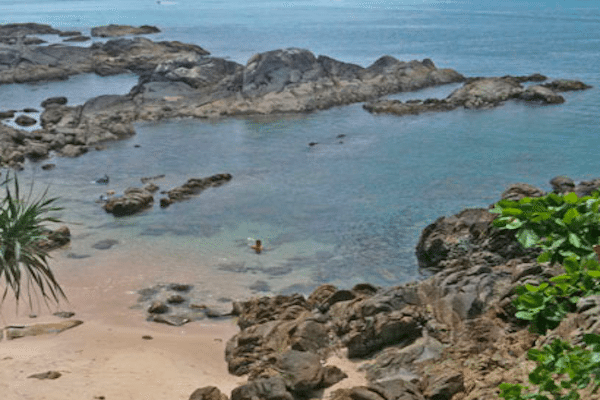 תמונת חוף קאלים מלא בריכות שחייה קטנות ורדודות