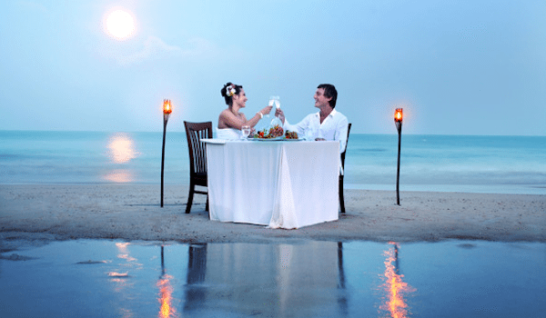 תמונת זוג בירח דבש בתאילנד בארוחת ערב רומנטית - סגול סוכנות נסיעות בתאילנד