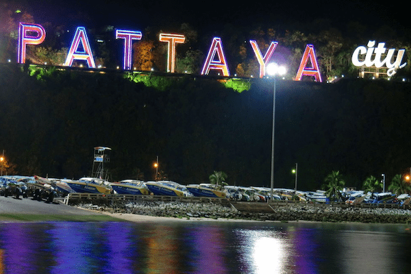 תמונת שלט הכניסה המואר בלילה לפטאיה