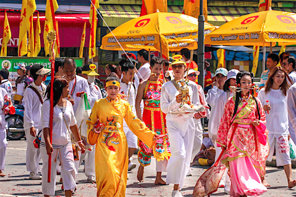 תמונת נזירים בודהיסטים ותיירים בפסטיבל צימחונות בפוקט מתוך אתר טיול לתאילנד של סגול