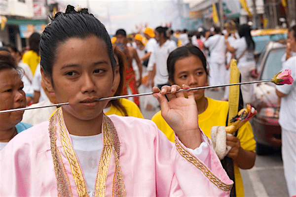 תמונת נזירה בודהיסטית  בפסטיבל צימחונות בפוקט מתוך אתר טיול לתאילנד של סגול