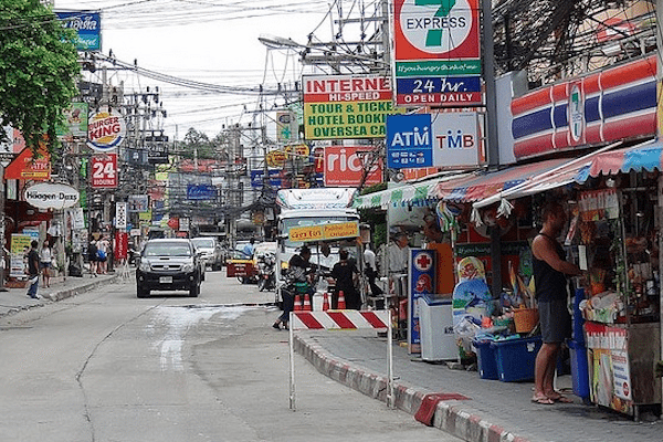 קוסמוי - תמונת הרחוב הראשי בצ׳אוונג עמוס דוכנים חנויות ומסעדות