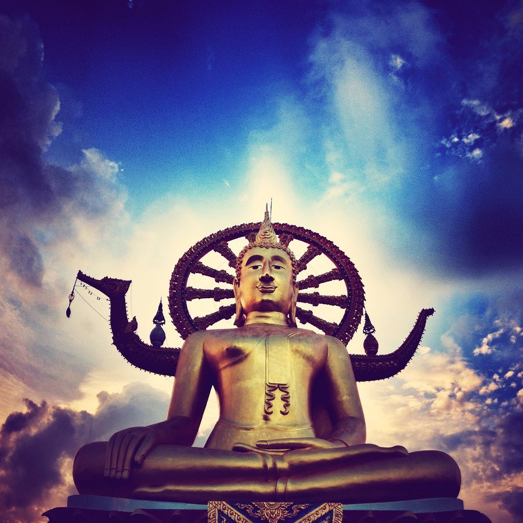 תמונת הפסל המוזהב של הבודהה