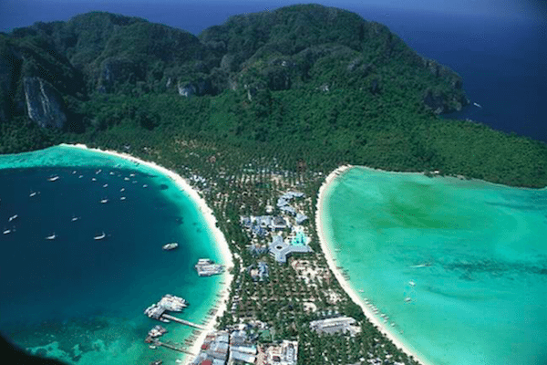 תמונה של האי פיפי במבט מהאוויר המראה את החוף המתויר קופיפי