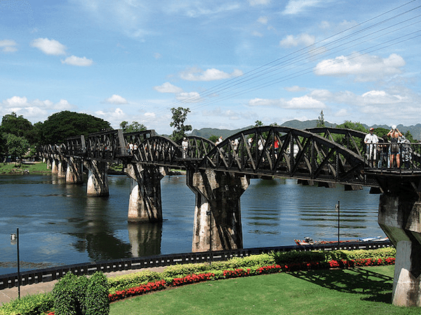 תמונת הגשר על נהר קוואי